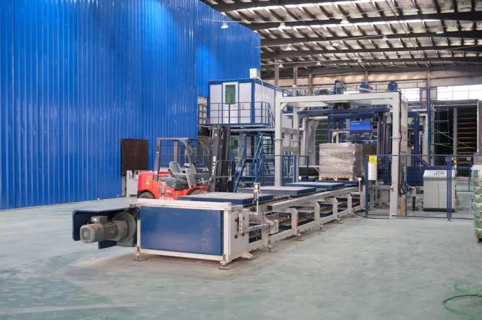 Mașină de pavaj cu blocare complet automată pentru fabricarea de blocuri inteligente de beton