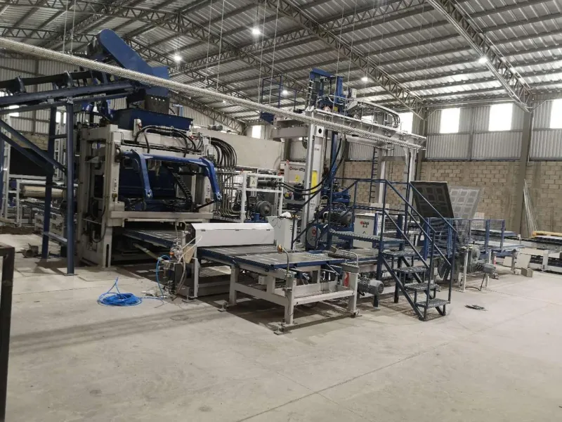 Mașini automate de fabricare a blocurilor pentru producția la scară largă de blocuri de beton în America de Sud